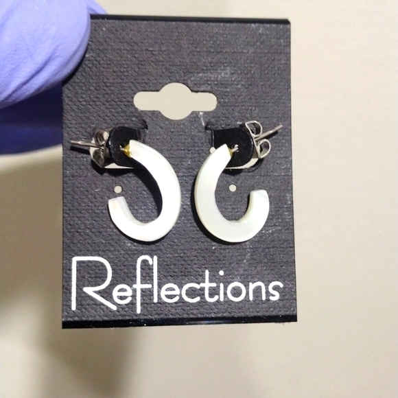 Women's Silver-tone Hardware Small Seashell Open Hoop Design Earrings 0.75", #2 - Picture 1 of 4